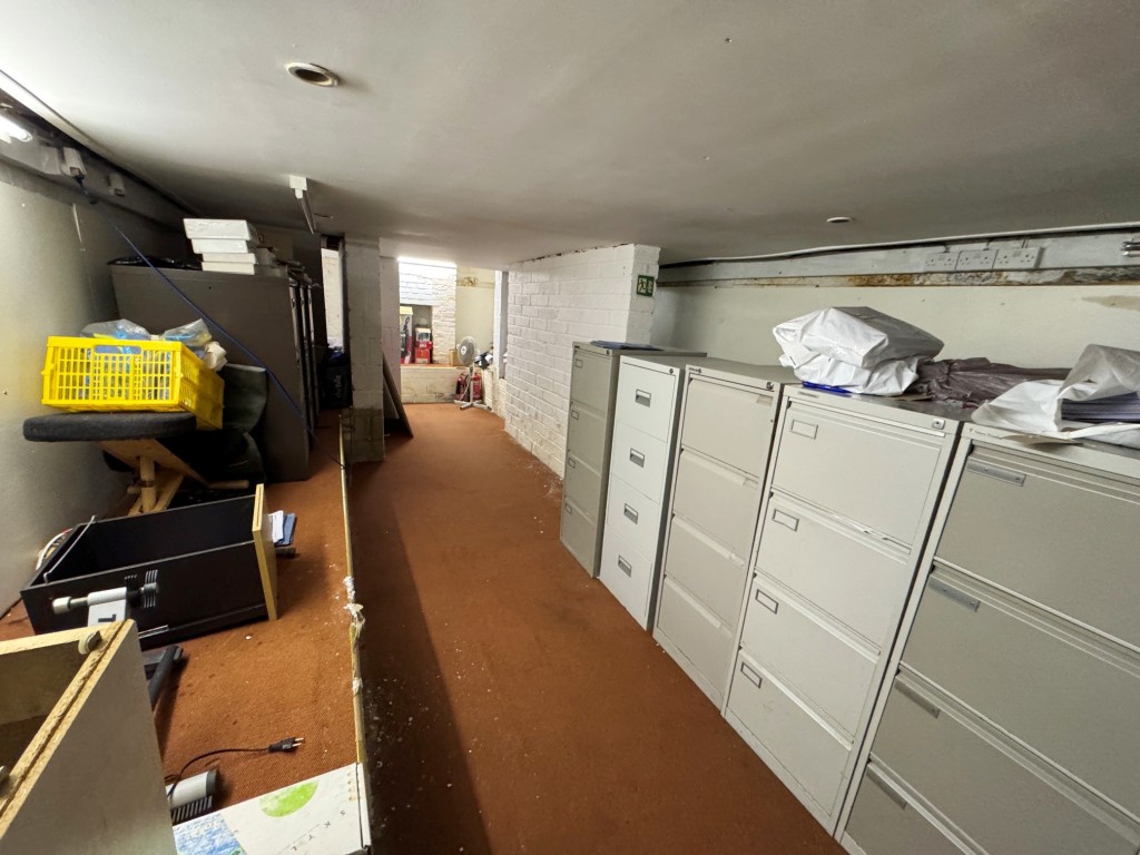Lot: 36 - FREEHOLD COMMERCIAL AND RESIDENTIAL INVESTMENT - Office - basement